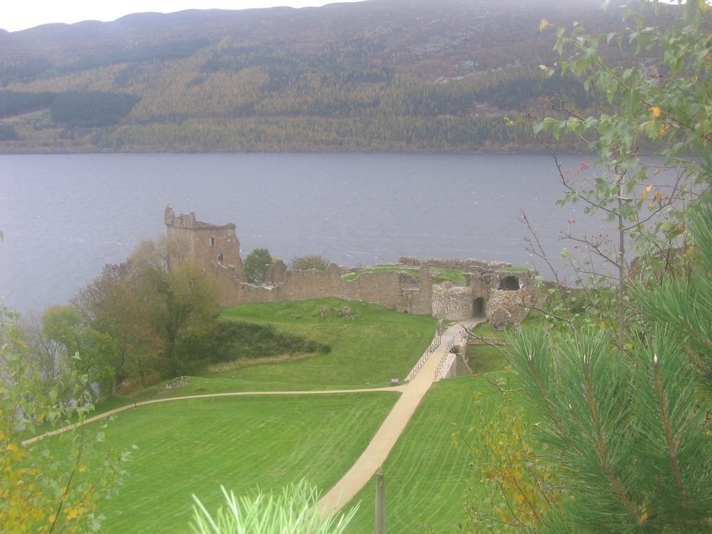 Urquhart Castle by lvmagee