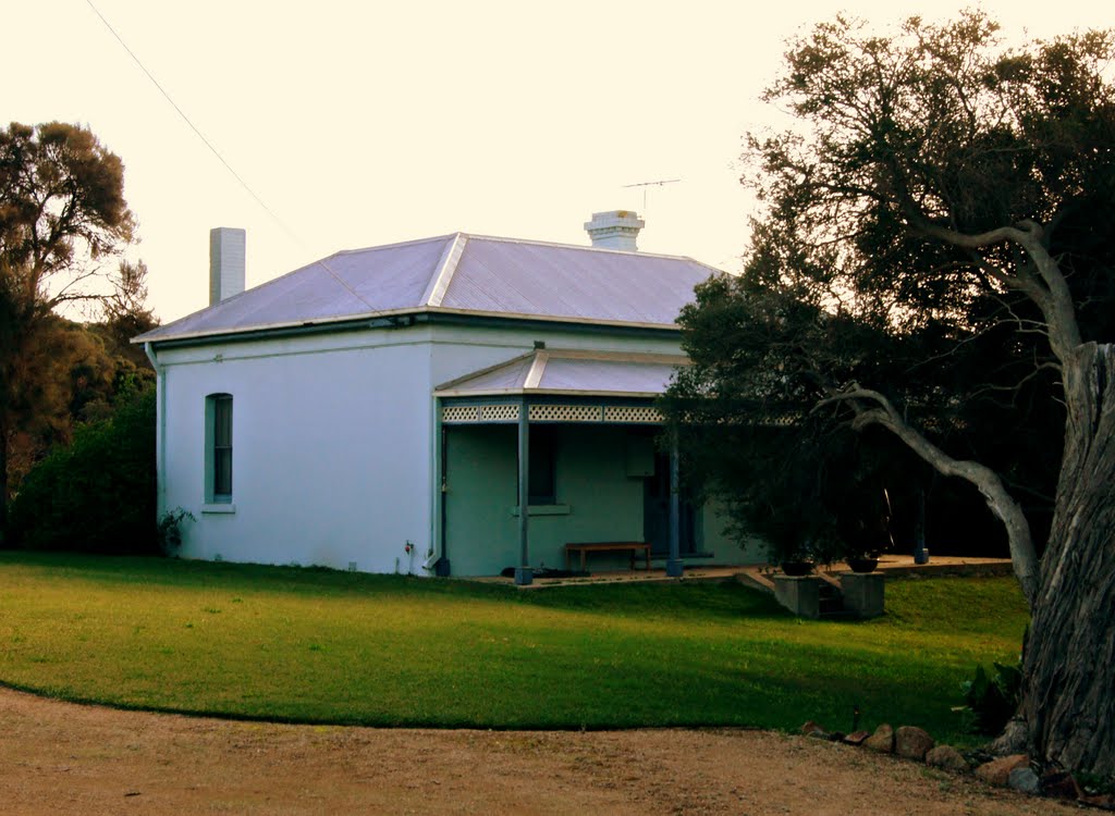 Ivanhoe (2010). This building is adjacent to Ivanhoe and it appears to have been built in 1911 by Muzza from McCrae