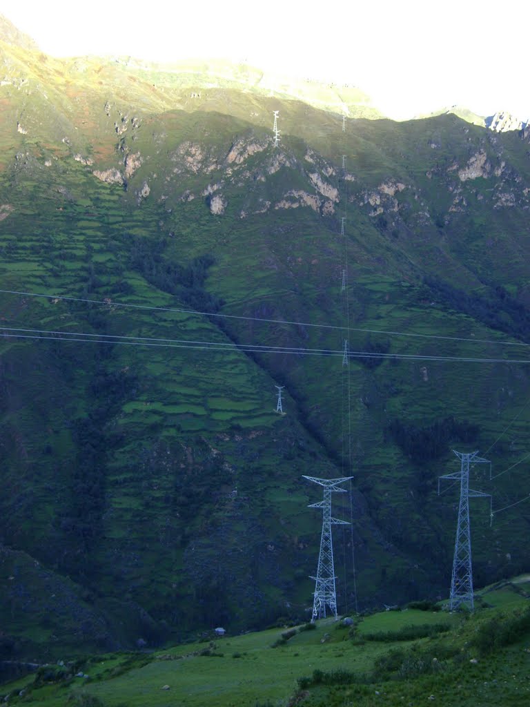 Más fierro en los andes Peruanos, cerca a Vilcabamba, Cerro de Pasco, Perú. by Mario Pumacayo