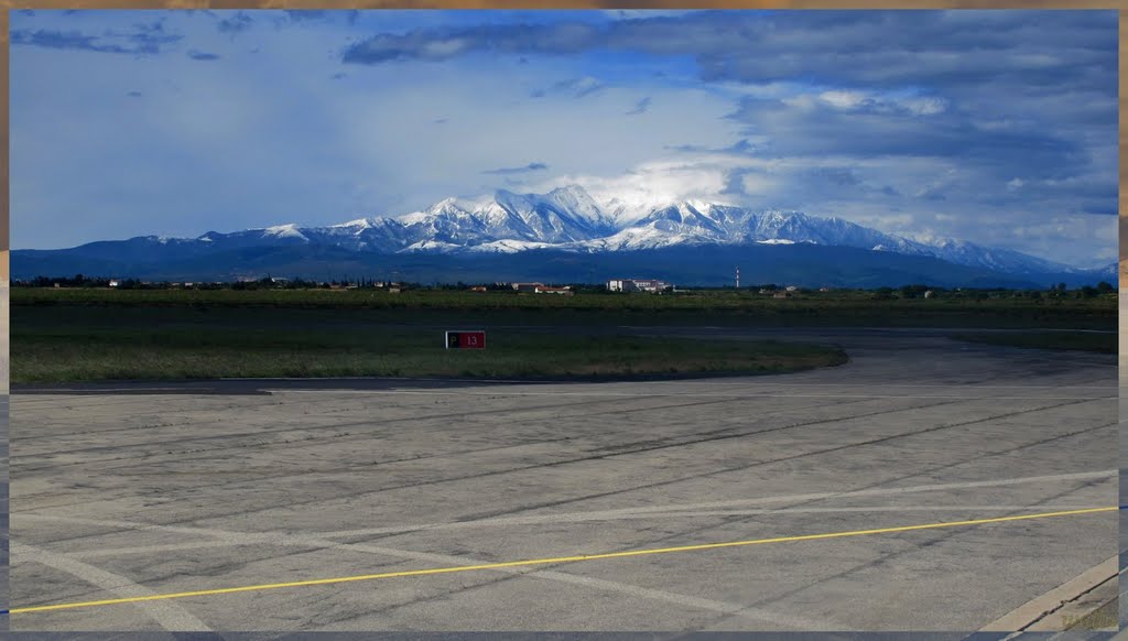 Canigou vu de l'aéroport de Rivesaltes by wallu