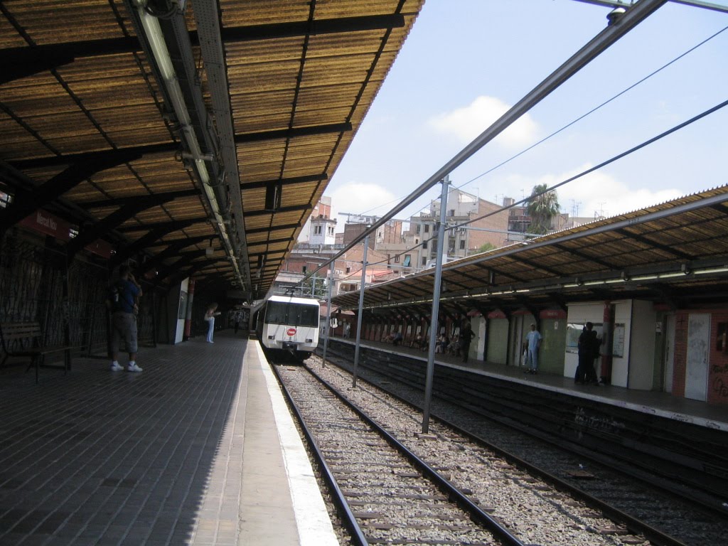 TMB Metro Barcelona Mercat Nou station before the renovation. by JuhaVnt