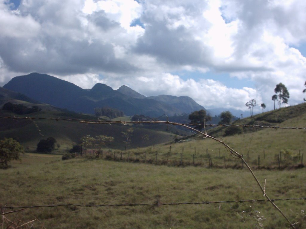 Serra do Brigadeiro (Serra do Gongo) com vista para a regiao de Serrania. by Michel Alvim