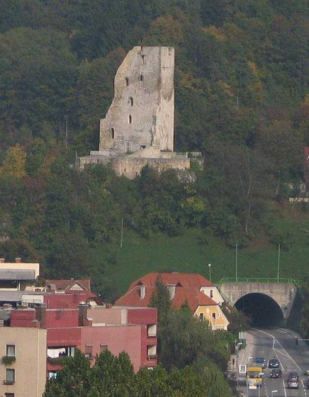 Velenje - Šalek 2005-10-11 grad Šalek in tunel (posnetek 1100 m udaljeno) by safko01