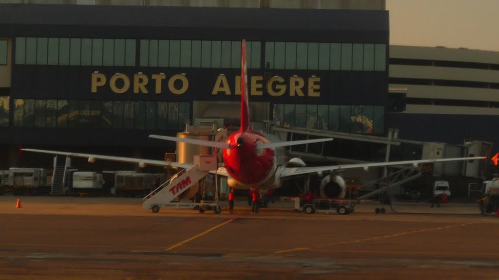 Aeroporto Internacional Salgado Filho, Porto Alegre, RS by Ubirajara Buddin Cruz