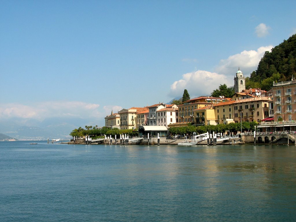 Bellagio from lake by Andrea Galardo