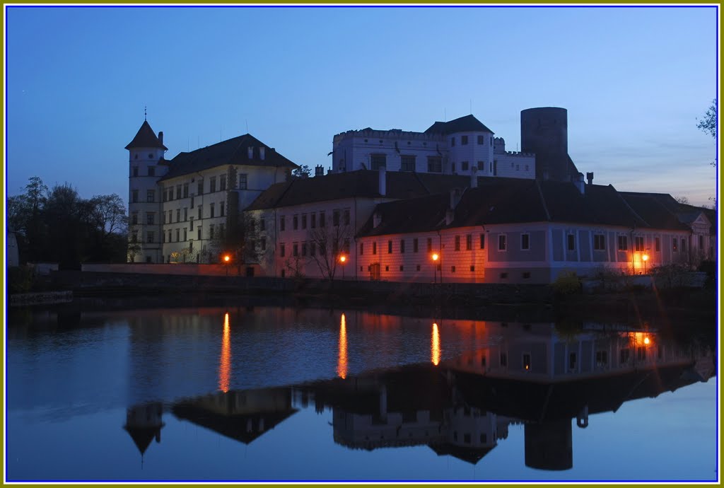 Renezační zámek a gotický hrad- Jindřichův Hradec (noční pohled) by Karel H.