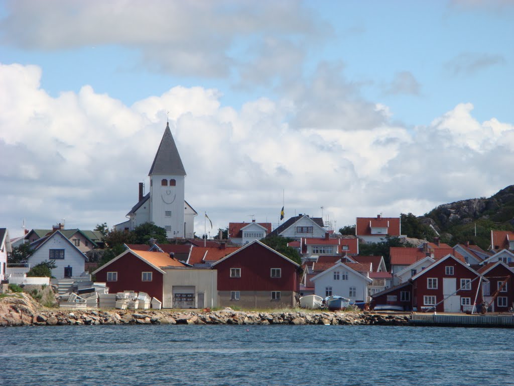 Kirche von Skärhamn auf der Insel Tjörn by lucernefriend