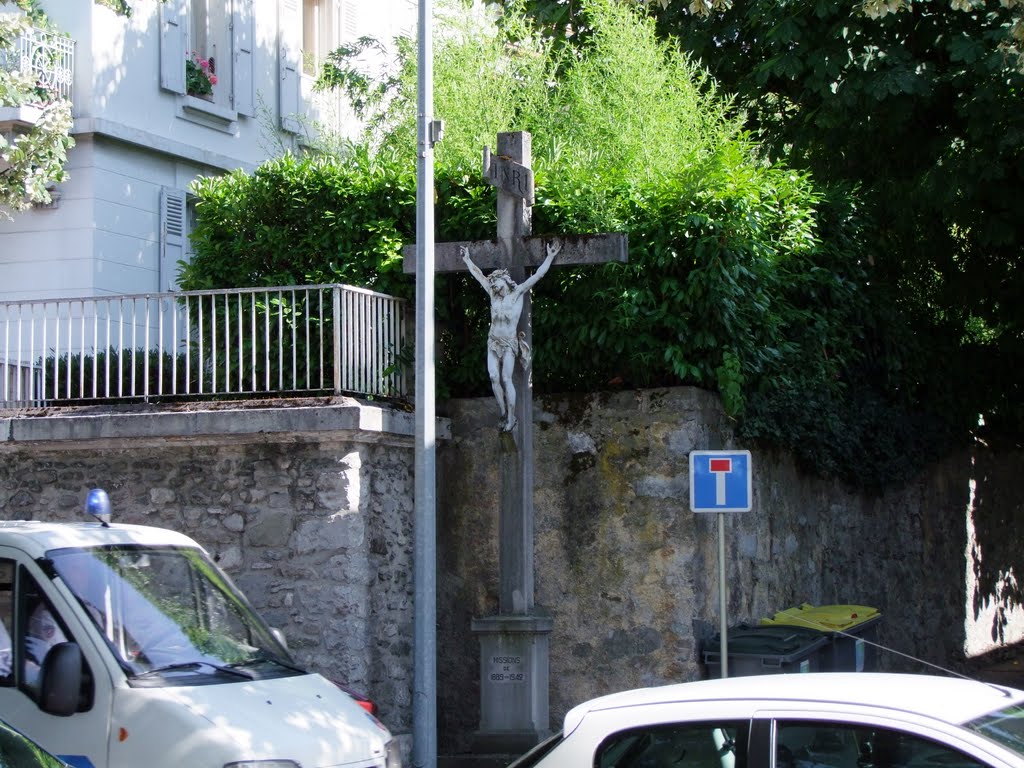 The cross in the streets of Evain by Anne Fiteni