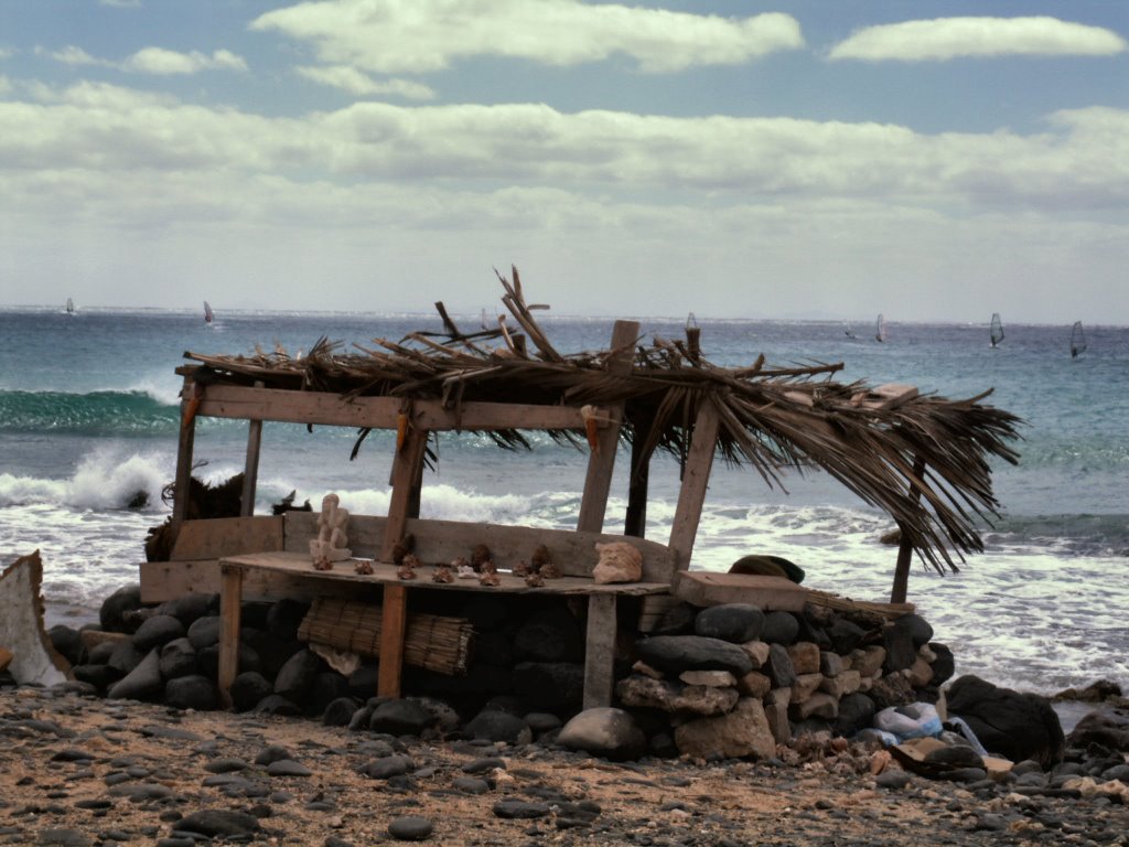 Kiosk am Strand by Waltraut Scholz