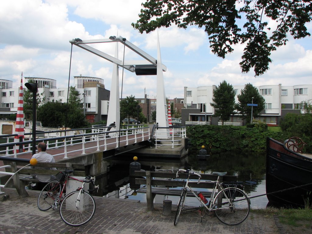 Fietsbrug over het Winschoterdiep by MartinVisser