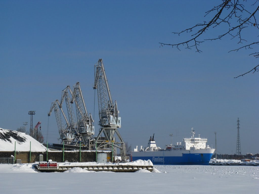 Kräne und ein Schiff by e.m.r.