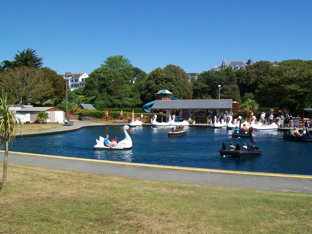 Boating lake by Peter Gooding