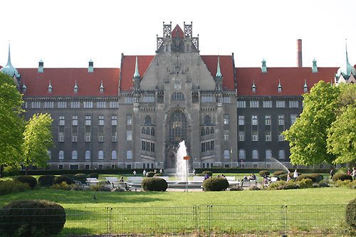 Amtsgericht Wedding am Brunnenplatz by Matthias von Hoff