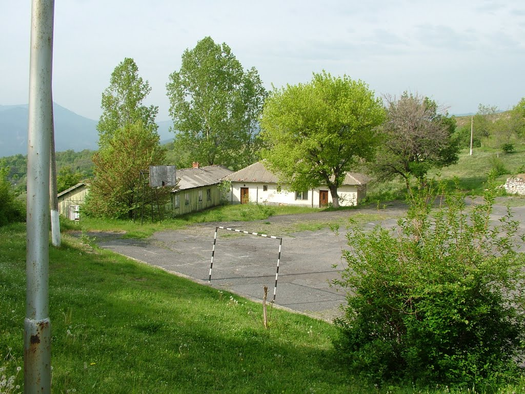 Mişevo Okulu'nun Oyun Sahası by Salih Sen