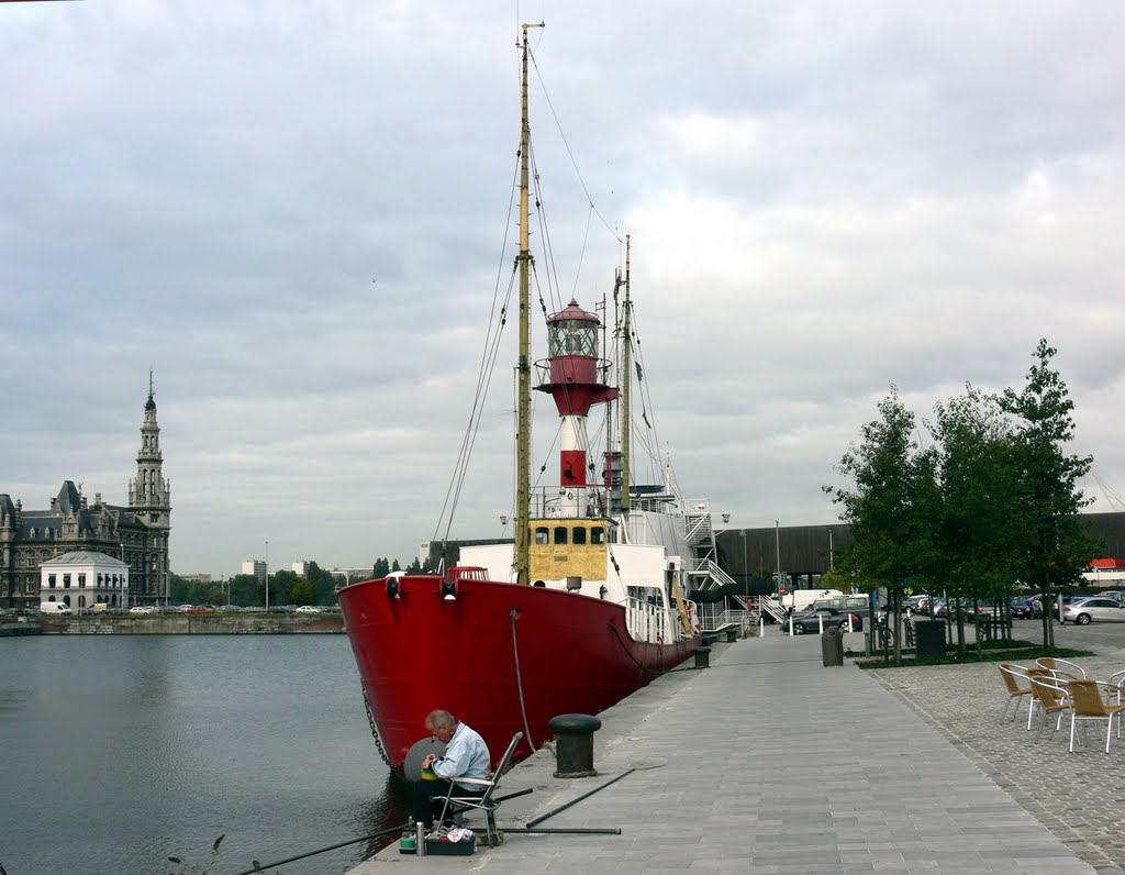 ANTWERPEN-ANVERS (Amberes). Belgium. 2009. 20. Pescando plácidamente. by Carlos Sieiro del Nido