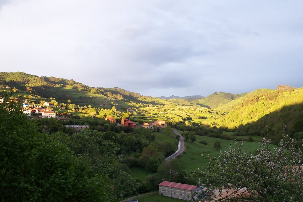 Cabranes al fondo El Sueve by Fran Huerta