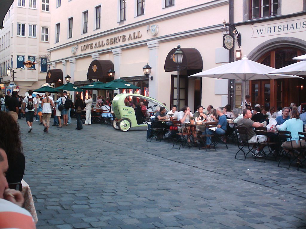 Munchen mitte (centro) un velotaxi (in centro foto) il lavoro del futuro 7/07 Bayern by Fabrizio Marangon