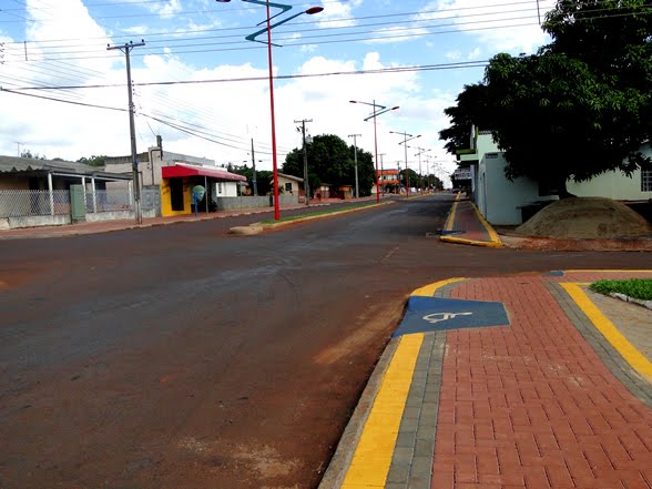 Avenida Primeiro de Maio na Vila Pioneira em Toledo, PR. by Ricardo Mercadante