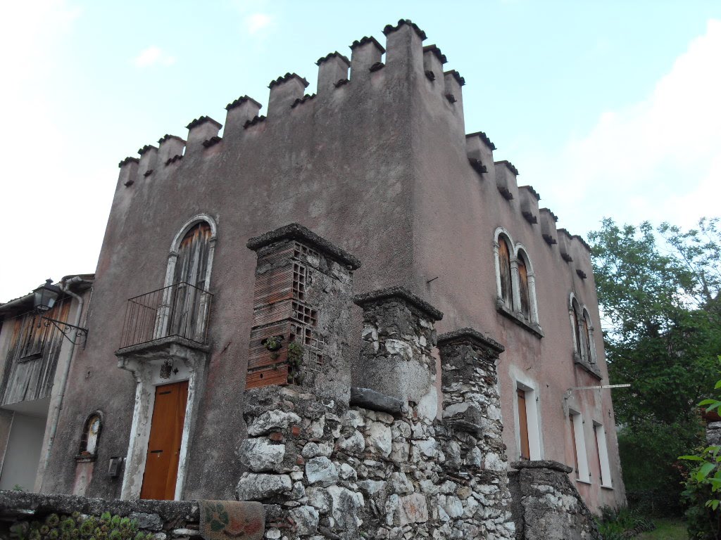 Il castello di contra' Castellaro a Piane Di Schio by Sten_n