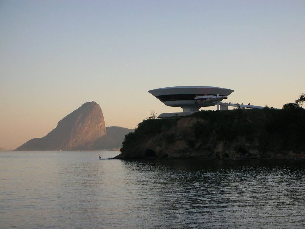 MAC, COM VISTA DO PÃO DE AÇÚCAR AO FUNDO by bsaboia