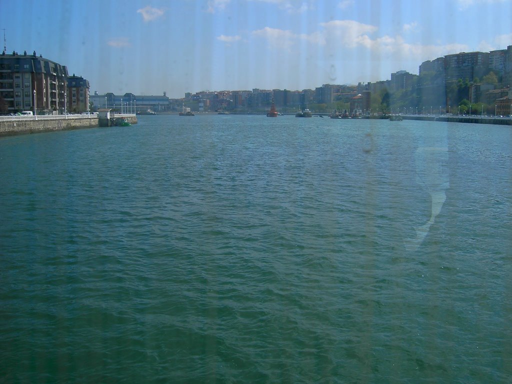 Portugalete: Ria del Nervión desde el transbordador by Rosaflor G.