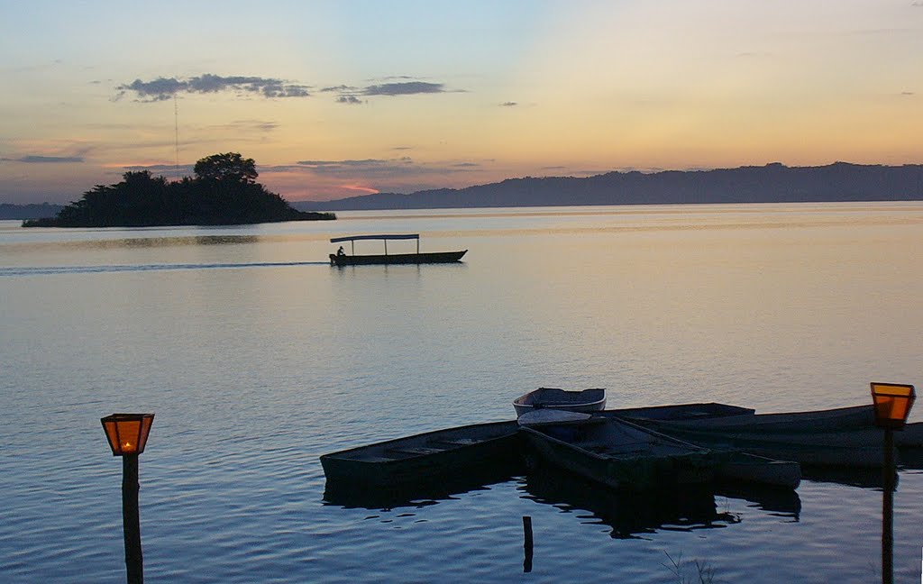 GUATEMALA - FLORES - TRAMONTO SUL LAGO by stefanopes