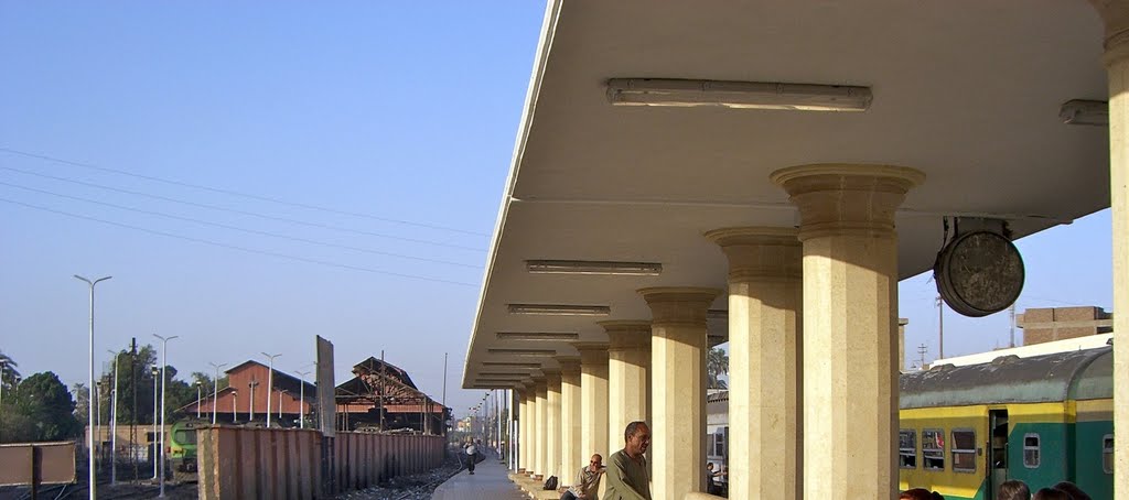 Luxor : attente sur le quai de la gare, tuer le temps... by JLMEVEL