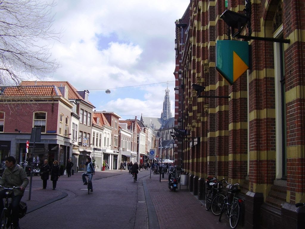 Blik vanuit de Zijlstraat richting Grotekerk by Waldo Gadellaa