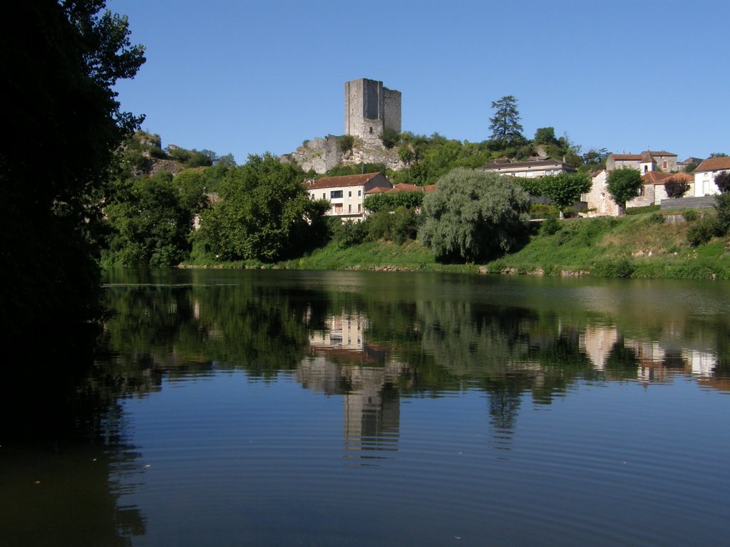 Luzech, le Lot, le donjon by E Malvache