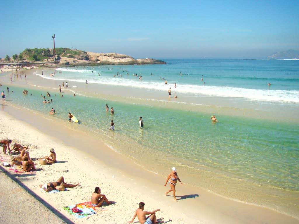 Ipanema Beach (Arpoador), after storm: natural pools by aelontra