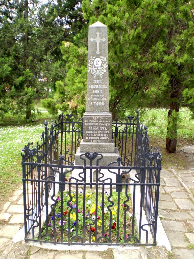 Гроб на Христо Караминков-Бунито/Парк "Дружба"/Велико Търново/Grave of Hristo Karaminkov/ Park "Drujba"/Veliko Tarnovo by Ivan Dimitrov RAPTOR