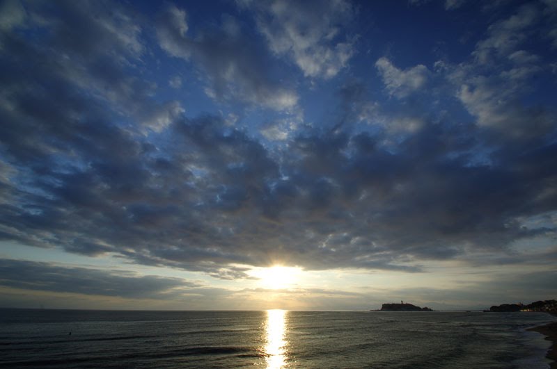 Shichirigahama sunset; 夕暮れの七里ガ浜 by e-kamakura.net