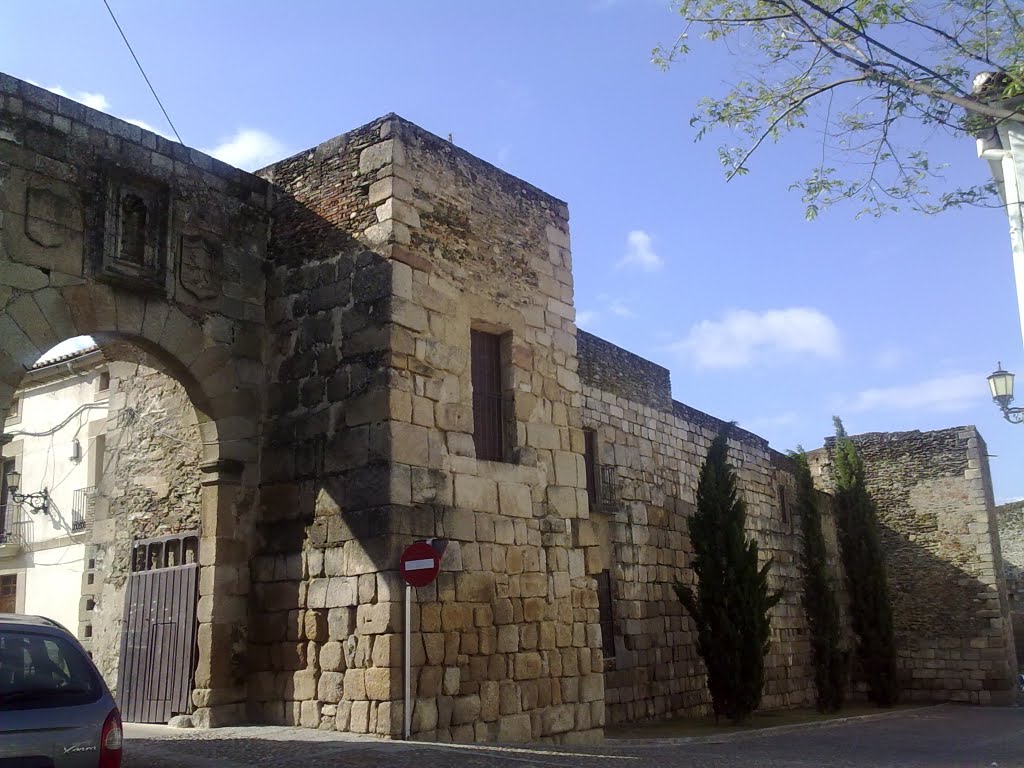 Puerta de S. Francisco y muralla. by o rey do café