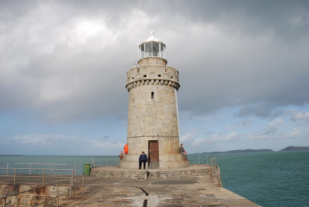 St Peter Port Lighthouse by ralph simpson