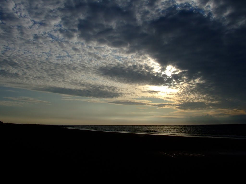 Zonsondergang op het strand van Renesse by hfweelink