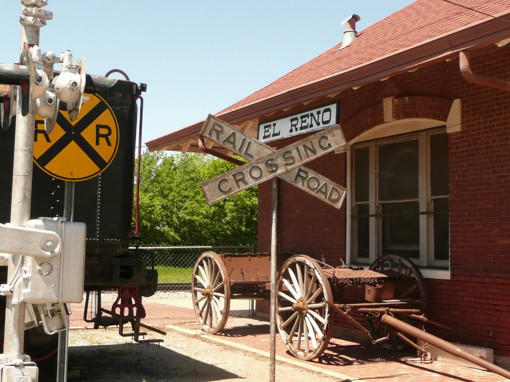 2010_05_02_El Reno Oklahoma_P1110163_Railroad Stuff by lightbenders