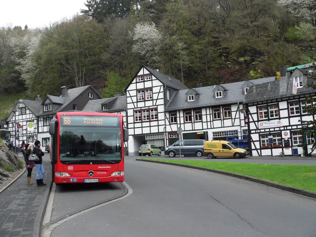 MONSCHAU antieke huizen – moderne bus ... by walterskrutser