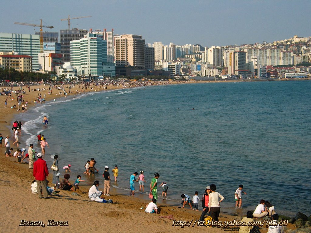 Haeundae beach by Lee Iljoo