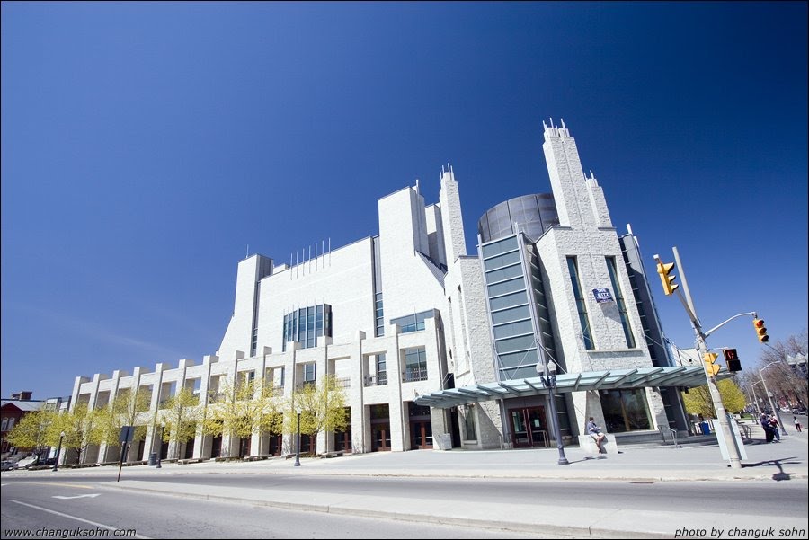 Queen's University Joseph S. Stauffer Library by cusohn