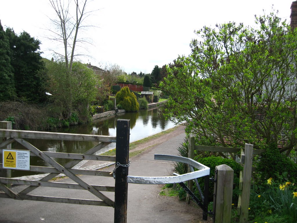 Approach to the Staffs and Worcs Canal at Swindon by pedrocut