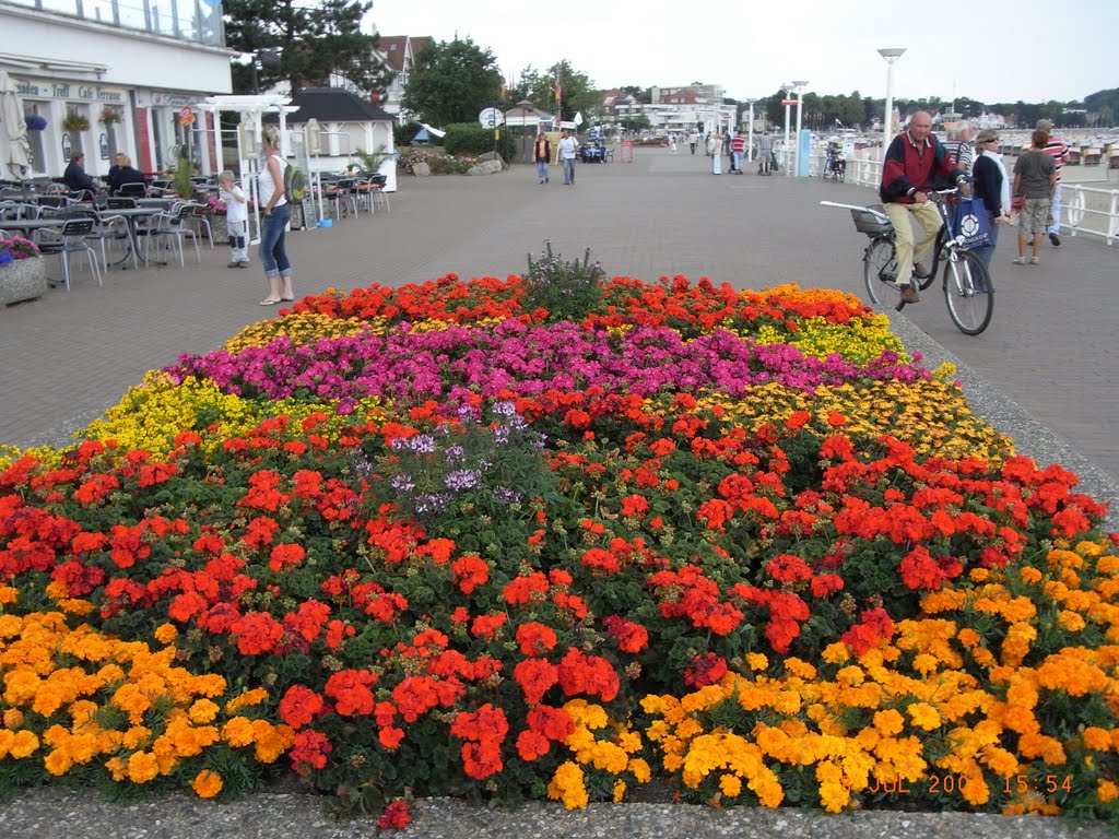 Travemünde cerca de Lücbeck en Alemanía del norte- Paseo de la playa en la desembocadura del rio Trave en el mar Báltico. by ESTITXU