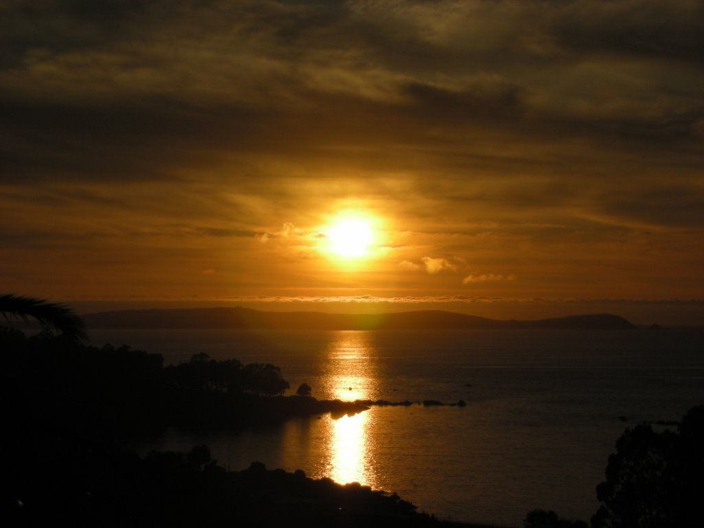 Isla de Ons puesta de sol by carlos.nadia