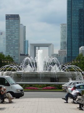 Balade à La Défense : perspective de la Place de l'Etoile à la Grande Arche vue de la Porte Maillot (5) by zagreus