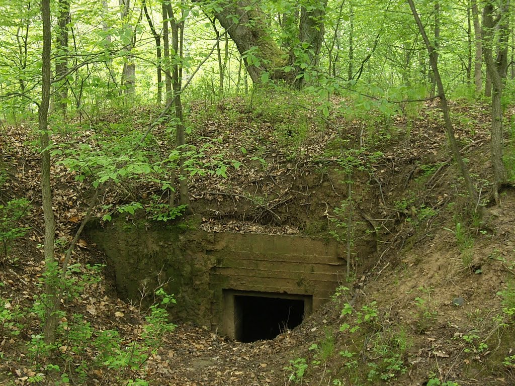 Вход в подземелье около башни Бисмарка. Near the Bismarckturm. Посёлок Гарино (Ober-Eiβeln) by Юрий Бардун