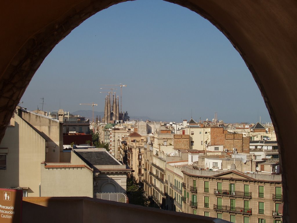 Barcelona, Spagna. La Sagrada Familia vista dal tetto de "La Pedrera" by Manlio Tosi