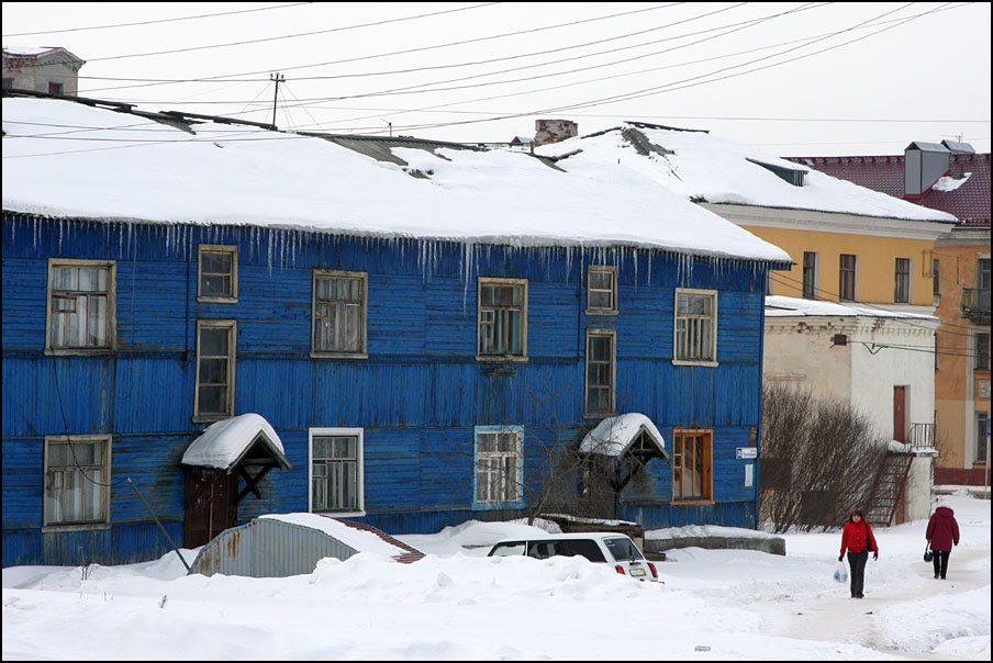 Colourful house in Kandalaksja by hannekje