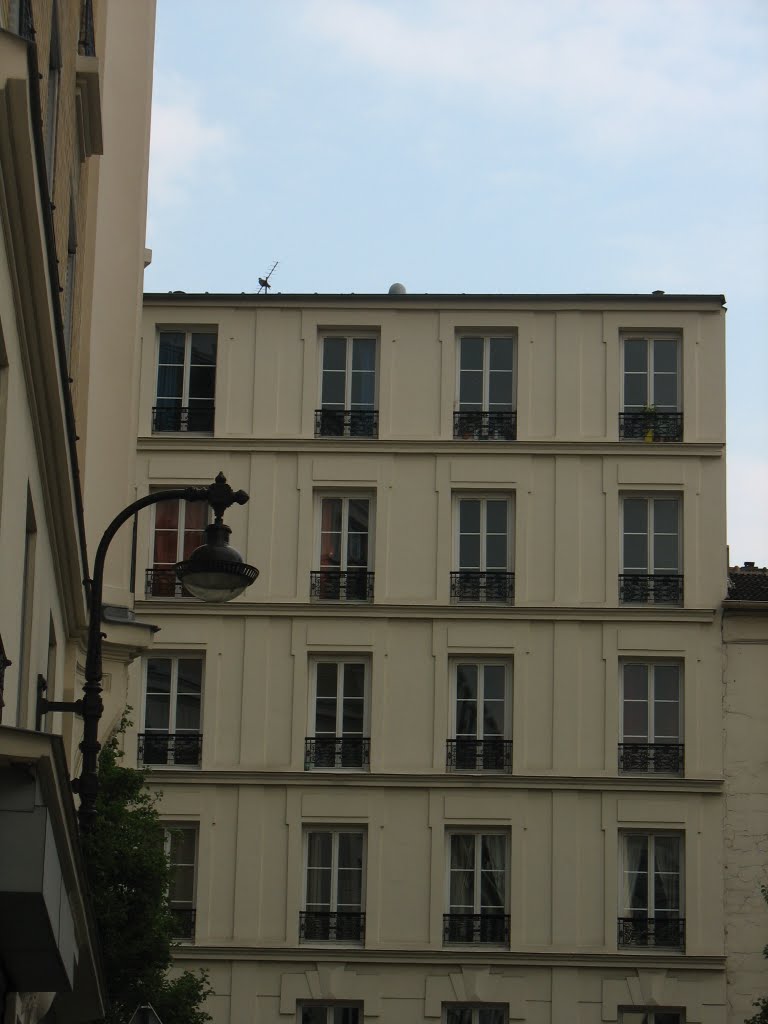 27 rue de Domrémy by Goyan