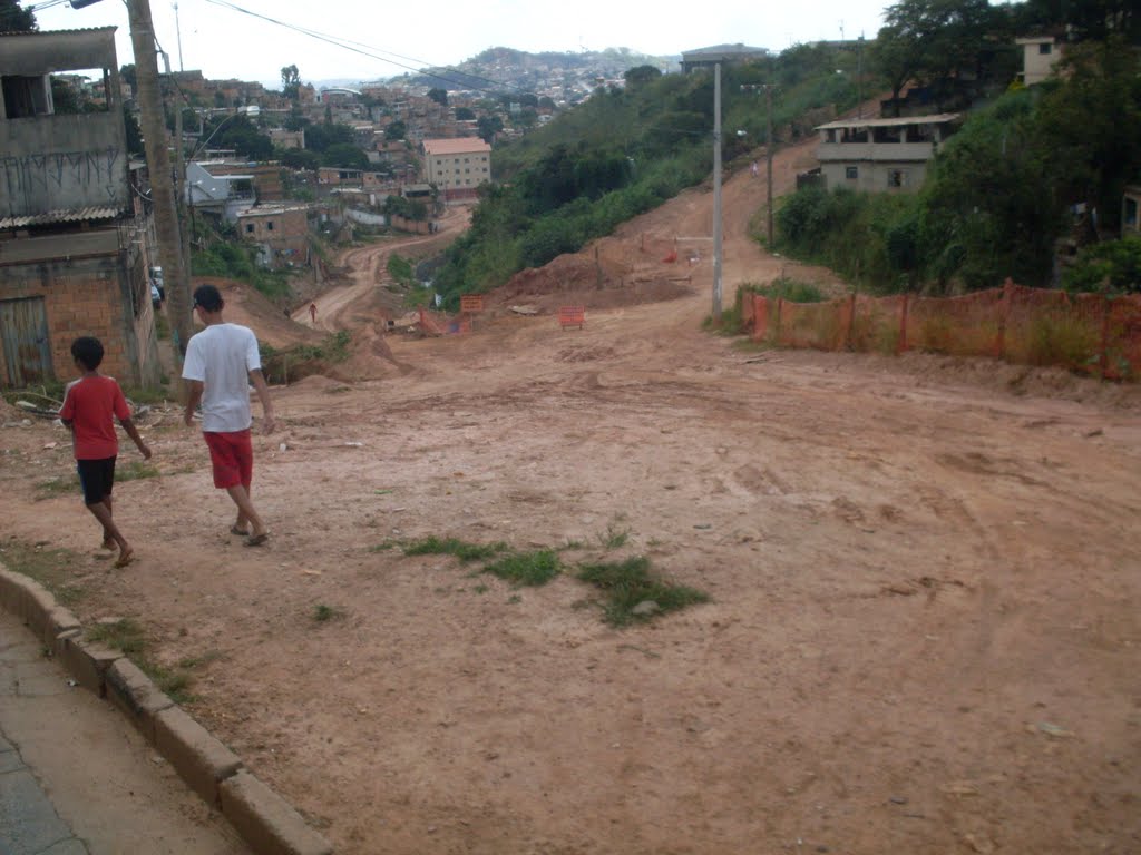 Rua Itaipú - bairro Saudade - BH - MG. Obras para melhorar a vida da comuniidade. by Breno Fábio dos Santos