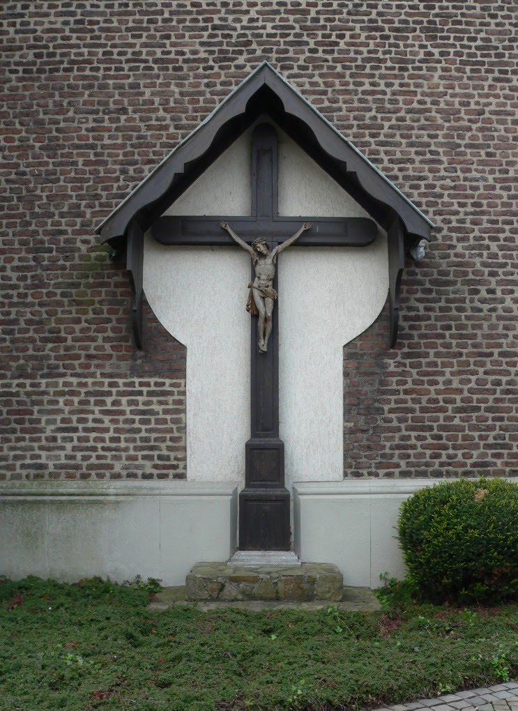 GERDERATH kruis tegen kerkmuur gespijkerd by walterskrutser