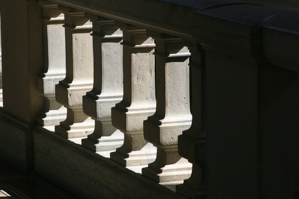 Ombres surfureuses aux Thermes by Christian PERLOT